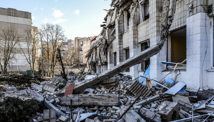 Ucraina,  bombardamenti intensificati sulle città. Biden: “Putin è un delinquente puro”. E avverte la Cina: “Risposta immediata a un suo aiuto alla Russia”