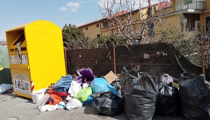 Abbandono illecito di rifiuti a Cava de’ Tirreni, scattano 11 sanzioni