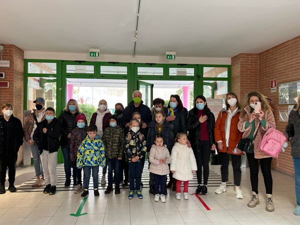 Baronissi accoglie a scuola 13 bambini ucraini, festa grande al San Francesco