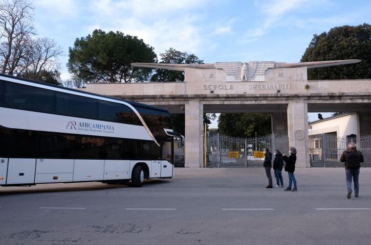 Air Campania porta in Italia 97 rifugiati in fuga dalla guerra: ci sono 39 bambini e una donna incinta