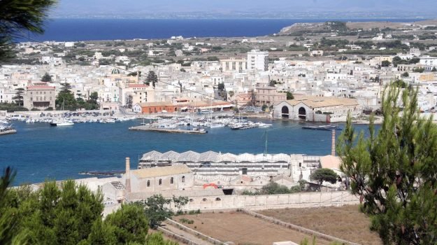 Cava de’ Tirreni, investito a Favignana dall’auto del nonno in retromarcia: muore bambino di 2 anni