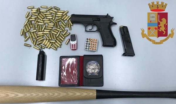 Cartucce per pistola, mazza da baseball e distintivo dei carabinieri: arrestato 28enne di Salerno