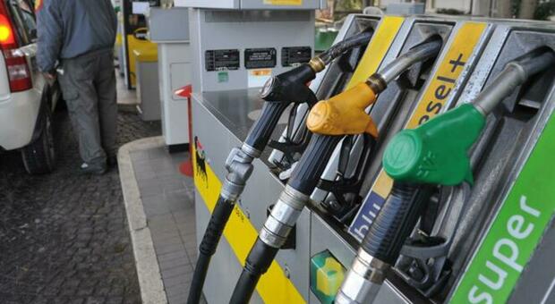 Aumenti del carburante, il governa pensa a un taglio di 15 centesimi a litro