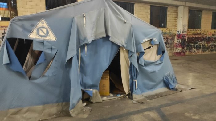 Cava de’ Tirreni, vandali in azione: squarciata tenda della Protezione Civile al punto Usca