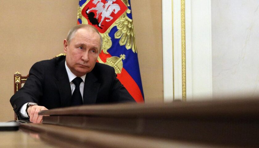Putin: Usa e Unione Europea cercano di distruggerci dall’interno