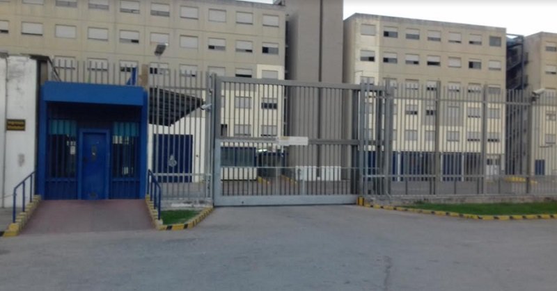 Introducevano droga e cellulari in carcere con un drone: 12 arresti