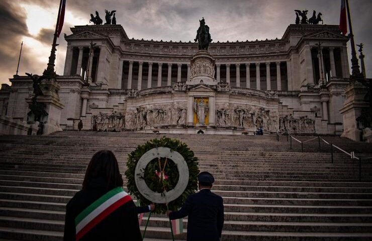 Sonia Alfano in nome della Comunità di San Cipriano Picentino rende omaggio al Milite Ignoto all’Altare della Patria