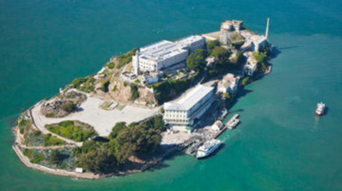 Il 21 marzo 1963 chiudeva Alcatraz, la più famosa prigione federale degli Stati Uniti Il 21 marzo 1963 chiudeva Alcatraz, la più famosa prigione federale degli Stati Uniti