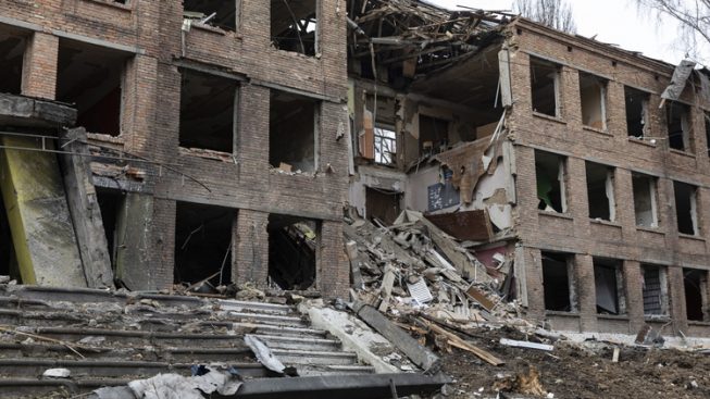 Bombe su panificio a Kiev, almeno 13 morti