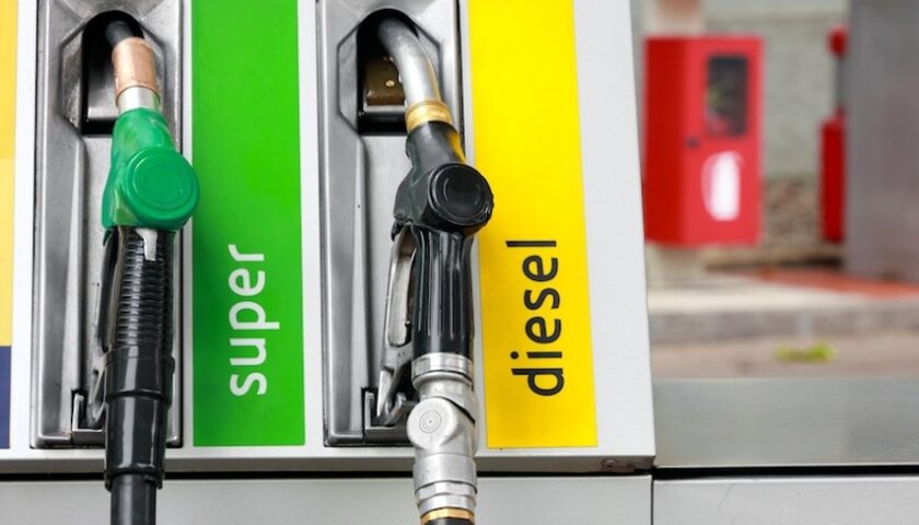 Carburante, domani nuovi aumenti. Il Codacons: il Governo si attivi subito per congelare i prezzi