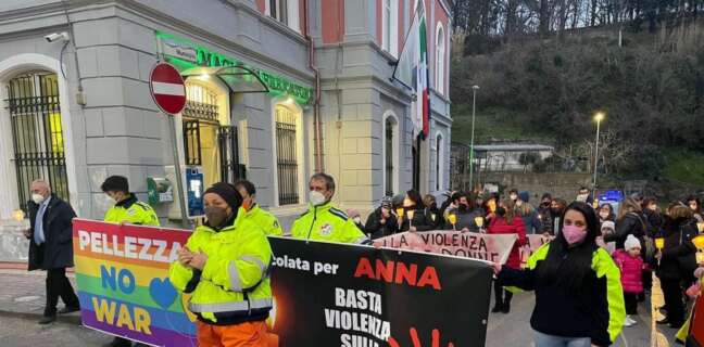 Grande partecipazione a Pellezzano per la fiaccolata in memoria di Anna Borsa uccisa dal suo ex a Pontecagnano