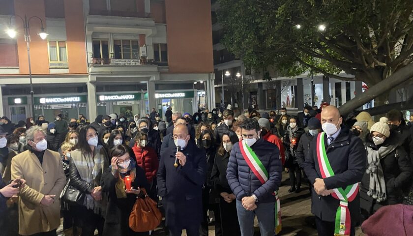 Pontecagnano, lacrime e dolore durante la fiaccolata per Anna Borsa