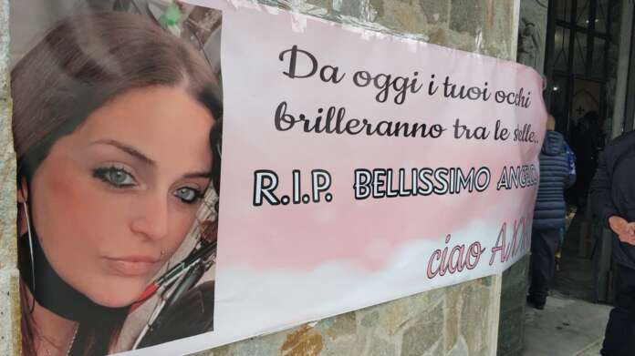 Femminicidio a Pontecagnano, lacrime e dolore ai funerali di Anna a Mariconda