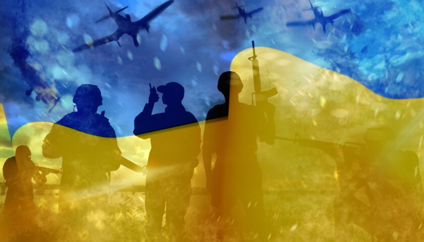 Ucraina, missile su una scuola: morti due docenti. Mosca chiude lo spazio aereo all’Inghilterra