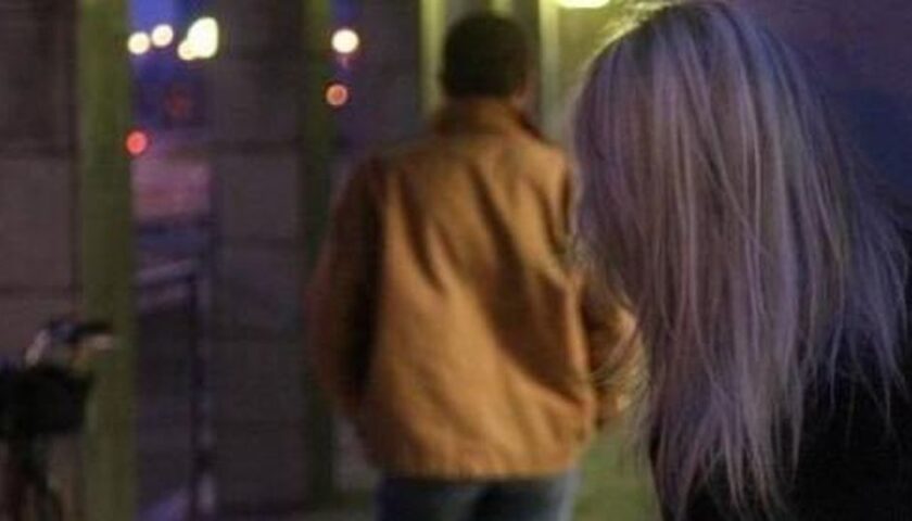 Pisciotta, tenta di circuire un giovane poi mostra il seno e lo palpeggia