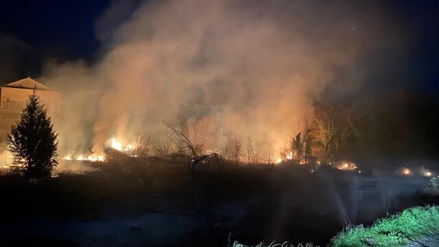 Incendio sulla Aversana paura tra gli automobilisti