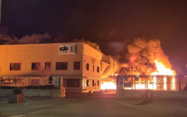 Incendio a Eboli, i sindaci: “Chiudete porte e finestre”