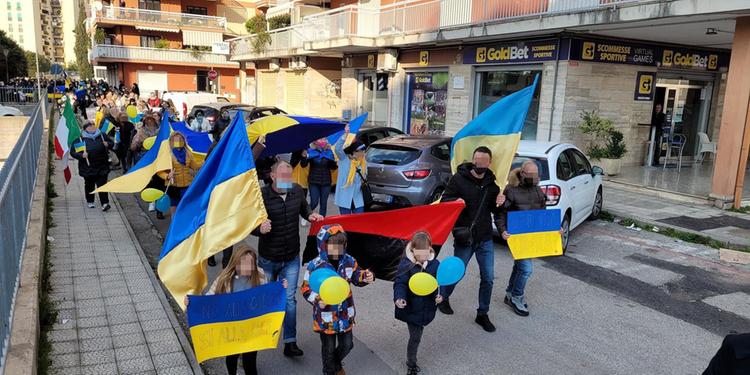 Polemiche a Battipaglia, bandiera nazi al corteo della pace per l’Ucraina