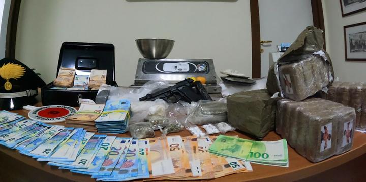 In auto con 4 chili di droga, coppia arrestata a Salerno: avevano anche pistola e 61mila euro in casa