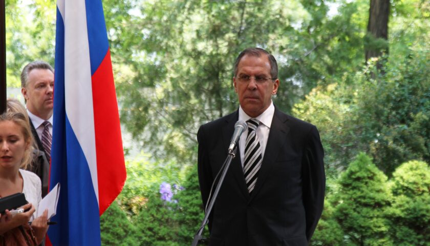 Strage di civili a Bucha, il ministro russo Lavrov: “Messa in scena dell’Occidente”