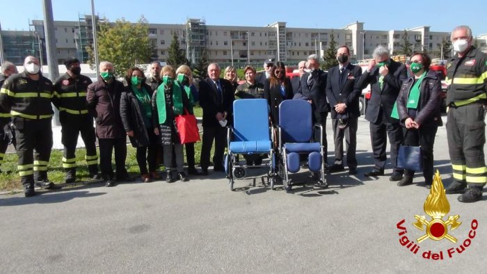 L’Associazione dei vigili del fuoco dona una sedia a rotelle al Ruggi