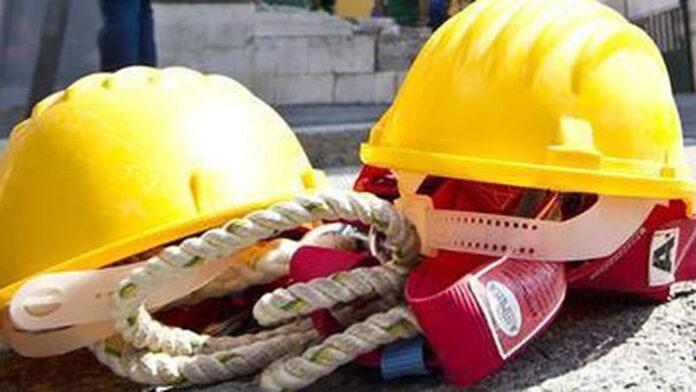 Operaio avverte un malore nel cantiere della scuola