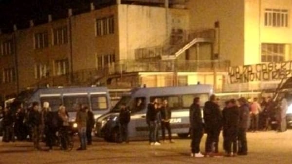 Scontri ad Aversa con la polizia, assolti 16 tifosi della Cavaese