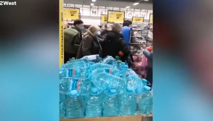 Ucraina, in Russia scaffali dei supermercati vuoti e zuffa per lo zucchero