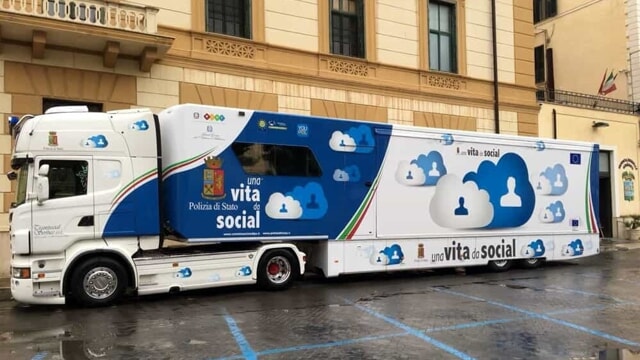 Salerno: “Una vita da social” Campagna educativa della Polizia di Stato contro i pericoli della Rete