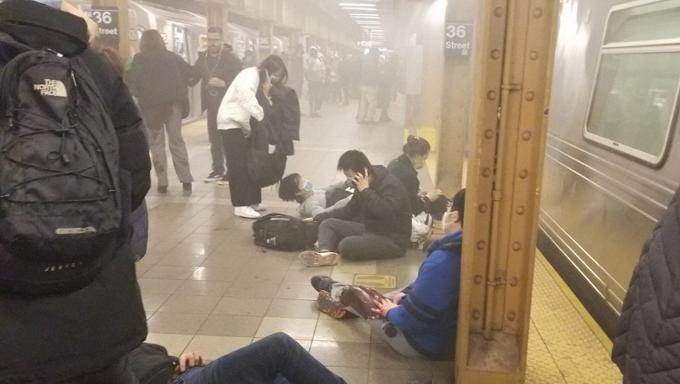 Sparatoria in metropolitana a New York: caccia all’uomo