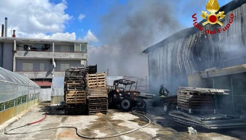 Rogo in un’azienda a Nocera Superiore, fiamme lambiscono abitazione