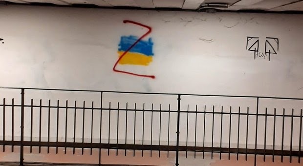 Scritte contro l’Ucraina nel sottopasso di via Santissimi Martiri a Salerno, indaga la Digos