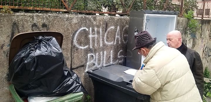 Salerno rione Carmine sporco. Raccolta firme di Rino Avella “contro i disservizi di Salerno Pulita”