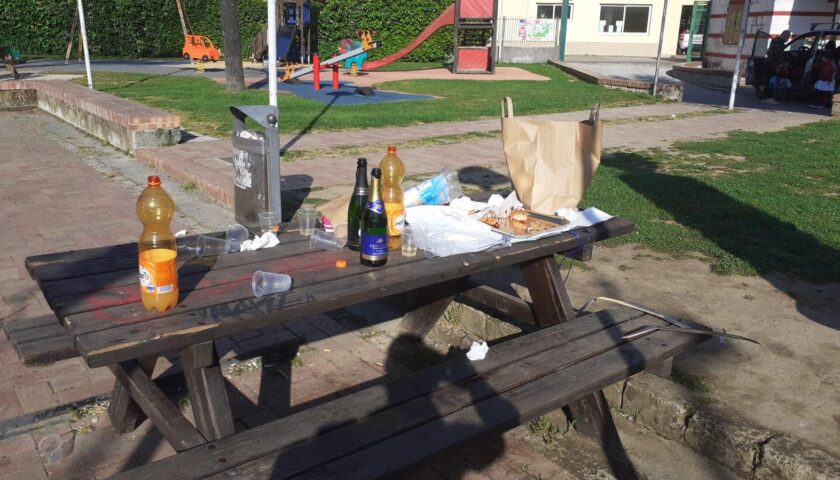 Residui di una cena nel parco a Baronissi, il sindaco bacchetta gli incivili