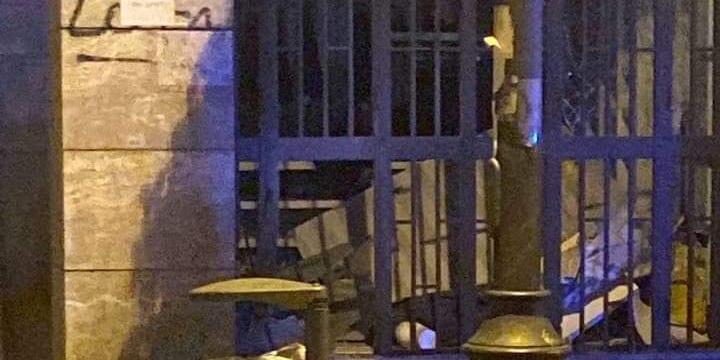 Nocera Inferiore, bomba nella notte lanciata da un’auto davanti a un negozio in piazza del Corso