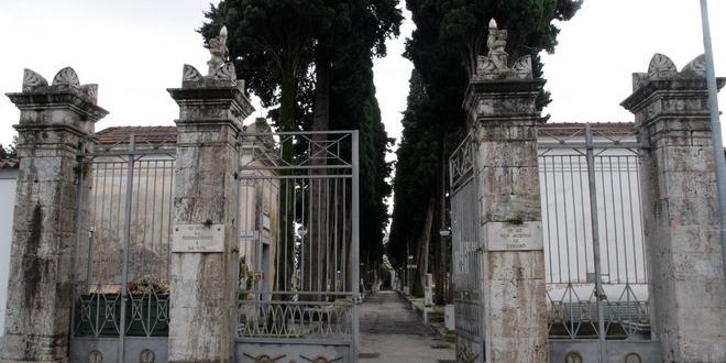 Eboli, ancora furti al cimitero: denunce social dei residenti