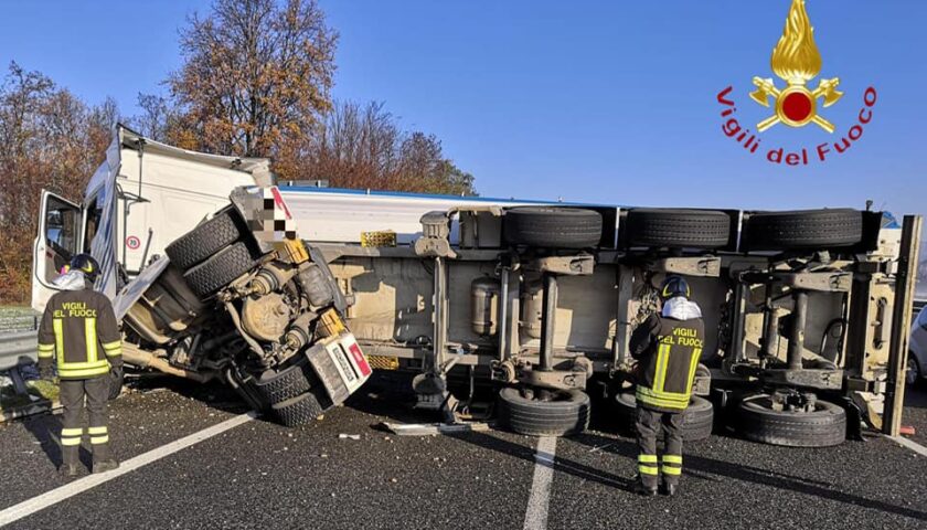 Paura sull’autostrada del Mediterraneo nei pressi di Petina. camion con un carico di materassi si ribalta