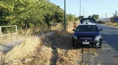 Straniero tenta di aggredire i carabinieri con catena e bastone in litoranea ad Eboli: arrestato giovane malese