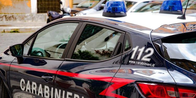 Coltello davanti al bar a Buccino, minacce a clienti e passanti: giovane arrestato per resistenza a pubblico ufficiale