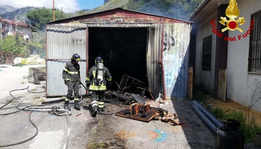 A San Mango Piemonte in fiamme il deposito della Chiesa