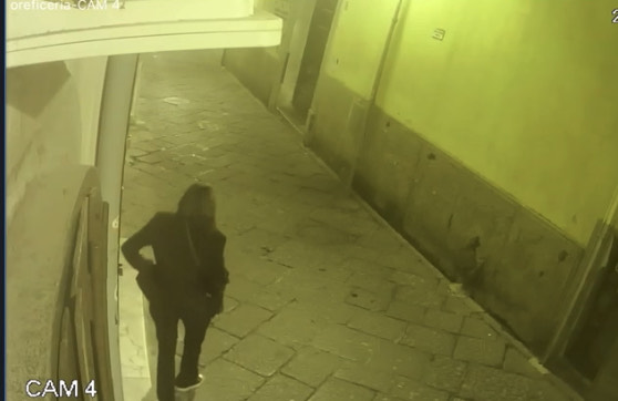 VIA DUOMO, VIDEO MOSTRA RAGAZZE CHE URINANO PER STRADA:  SDEGNO DEI RESIDENTI