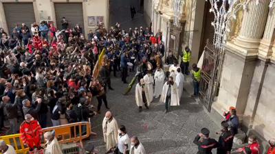 Madonna delle Galline a Pagani, fischi e contestazione per il vescovo Giudice