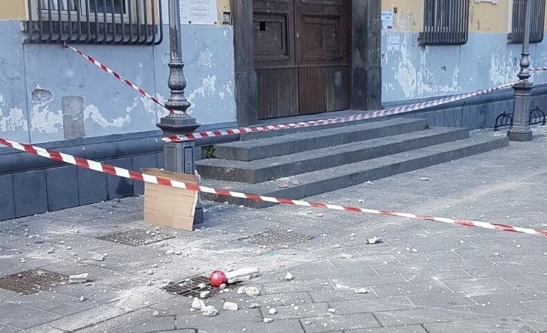 Nocera Inferiore, attimi di paura per la caduta di calcinacci dal cornicione del Comune