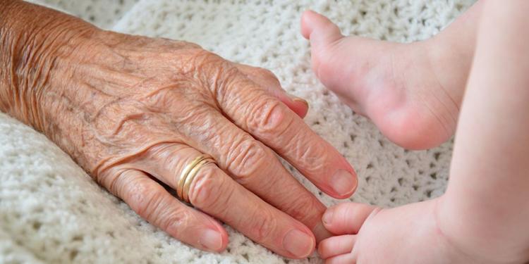 Salerno, abbandonata dalla mamma: salvata dalla nonna
