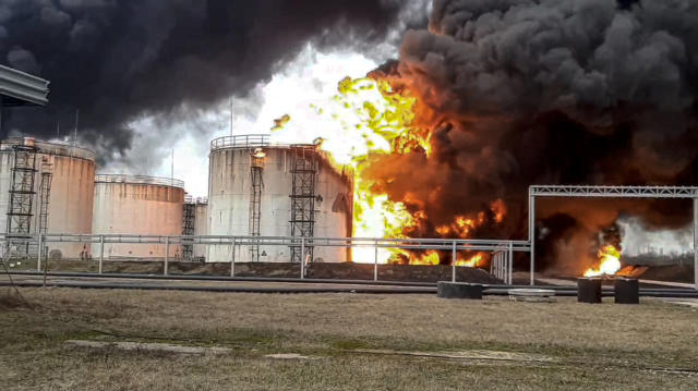 Ucraina, incendi nel deposito di petrolio e base militare in Russia
