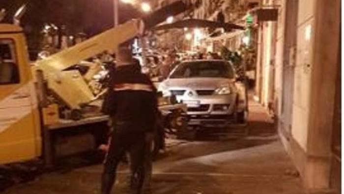 Caos e sosta selvaggia in centro a Salerno, Movida senza regole