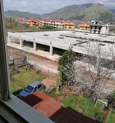 SCADUTO IL TERMINE CONTRATTUALE PER IL COMPLETAMENTO DEI LAVORI DELL’EDIFICIO SCOLASTICO DI PIAZZA DEL GALDO. “MA LA SCUOLA NON C’E'”