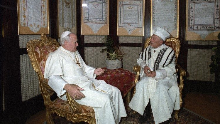 Il 13 aprile di 36 anni fa Papa Giovanni Paolo II entra in Sinagoga a Roma
