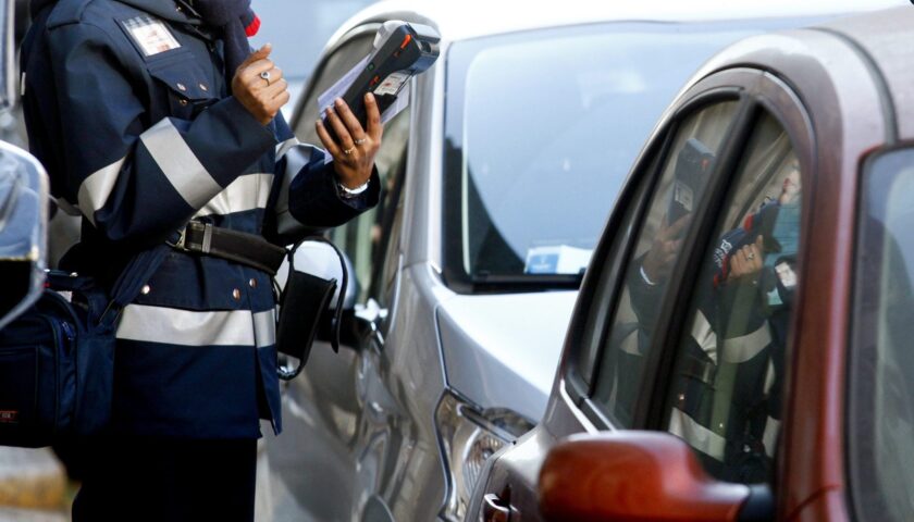 Salerno, stop al parcheggio in doppia fila: arriva l’auto-detector