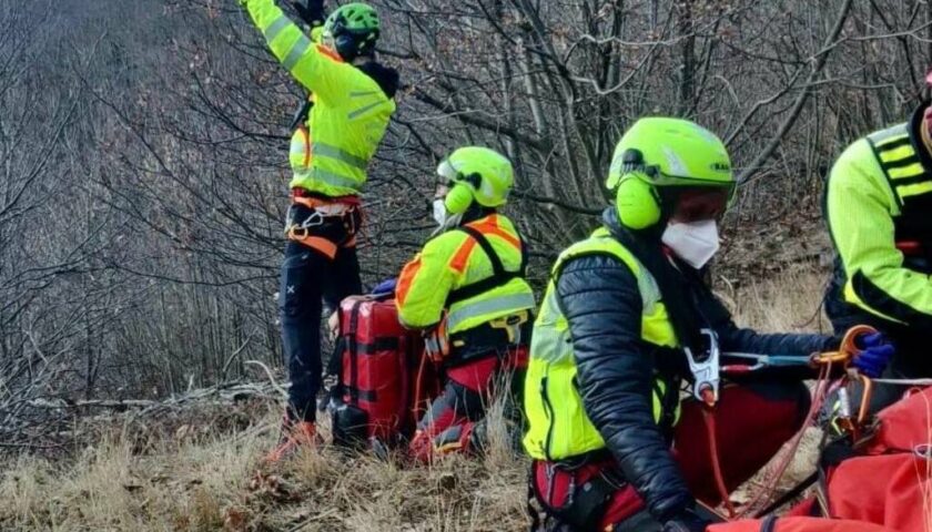 Cade lungo il sentiero, escursionista salvata dal Soccorso Alpino